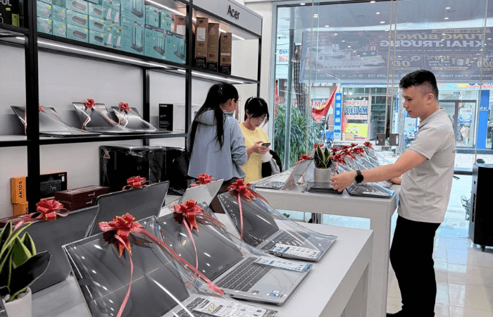 Không gian cửa hàng Giang Huy PC tại Lạng Sơn với nhiều sản phẩm máy tính và linh kiện